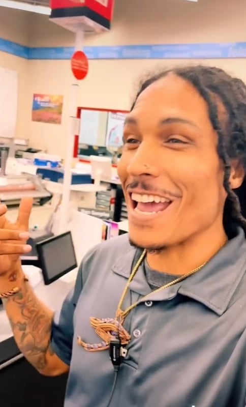 Renuncia a su trabajo para dedicarse a la música y festeja con champaña