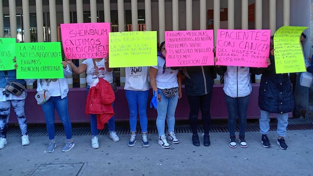 Pacientes con cáncer protestan afuera del Hospital General de México
