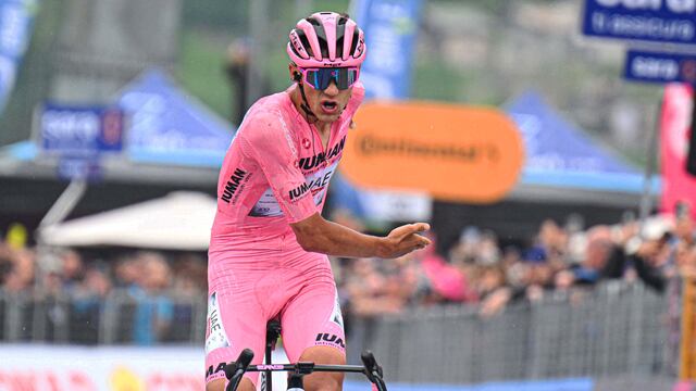 Isaac del Toro no está solo en Italia y fue acompañado por un fan mexicano en durante el recorrido de la etapa 19 del Giro de Italia 2025