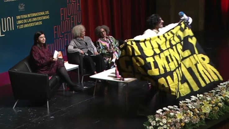 Protestas interrumpen inicio de conferencia de Angela Davis en la UNAM