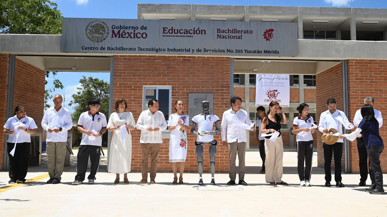 Sheinbaum inaugura CBTIS con robots y enfoque en tecnología educativa