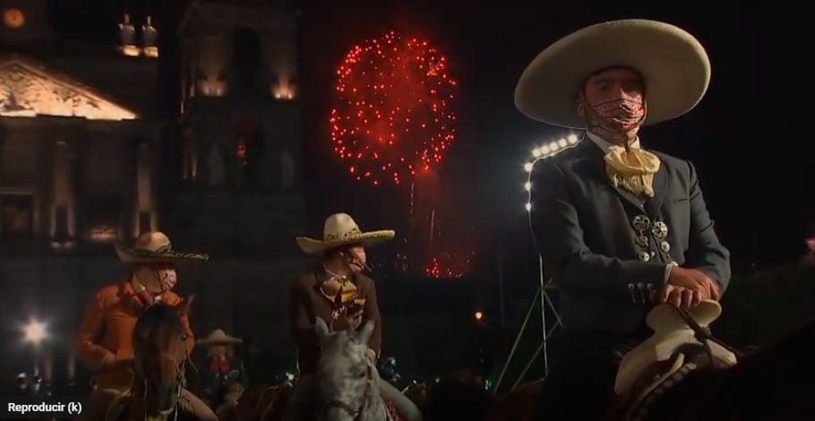 Charros y fuegos artificiales.