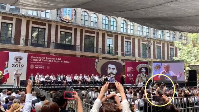 Dos estudiantes de la Universidad Autónoma de Chapingo pidieron a Andrés Manuel López Obrador una solución