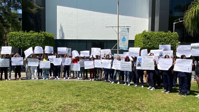 Protesta en la Universidad de Guadalajara por desaparición de estudiante.