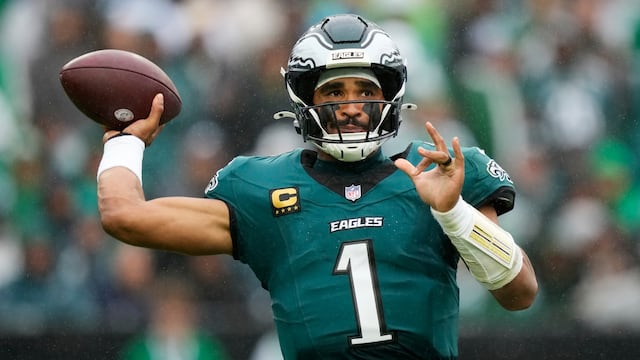 El quarterback Jalen Hurts de los Eagles enfrenta problemas de salud