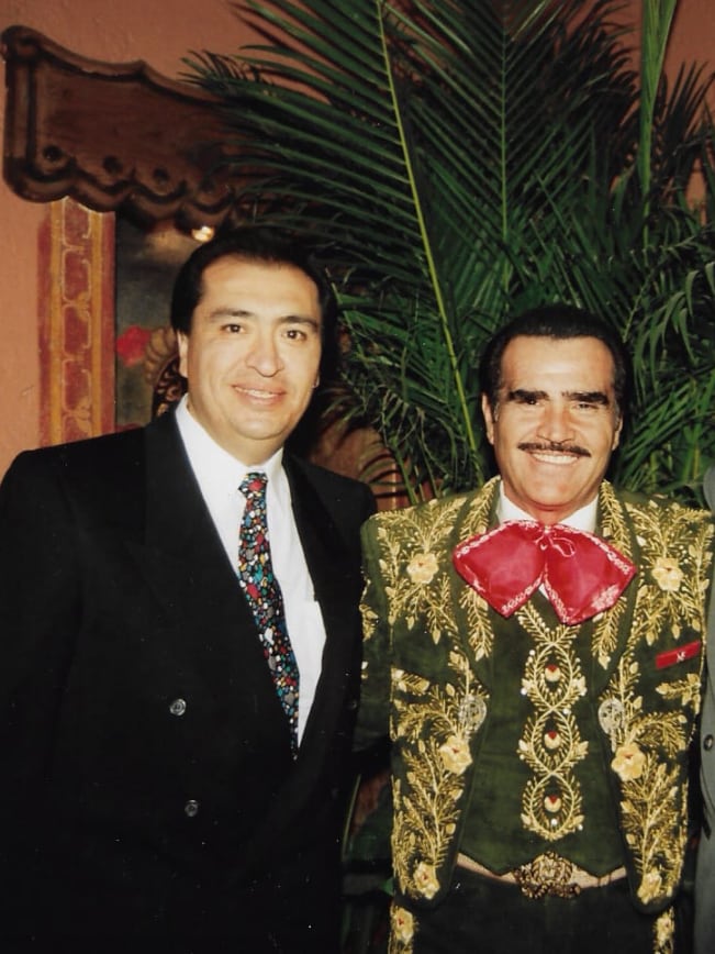 Vicente Fernández y su compadre, Gustavo Alvite
