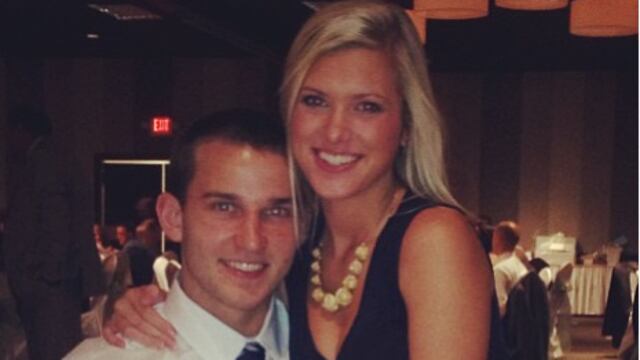 Nik Stauskas, escolta de los Sacramento Kings, perdió (temporalmente) a su espectacular novia Taylor Anderson en una apuesta cruzada con un seguidor de su equipo.