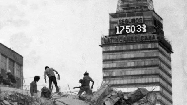 Torre Latinoamericana al fondo y un edificio derrumbado la tarde del 19 de septiembre tras el terremoto de 1985 en la Ciudad de México