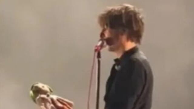 Thomas Mars de Phoenix, recibiendo un Chavo del 8 en vez de un Dr. Simi