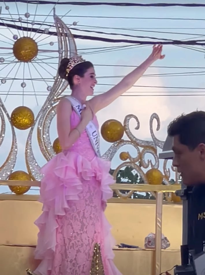 Fátima Bosch es recibida con una Caravana Navideña en Tabasco