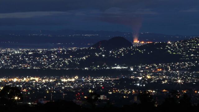 Toma nocturna del valle de Cuernavaca y de Cuautla