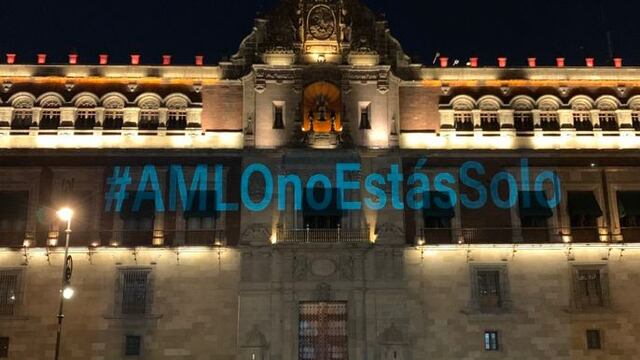 Proyectan #AMLOnoEstásSolo en Palacio Nacional