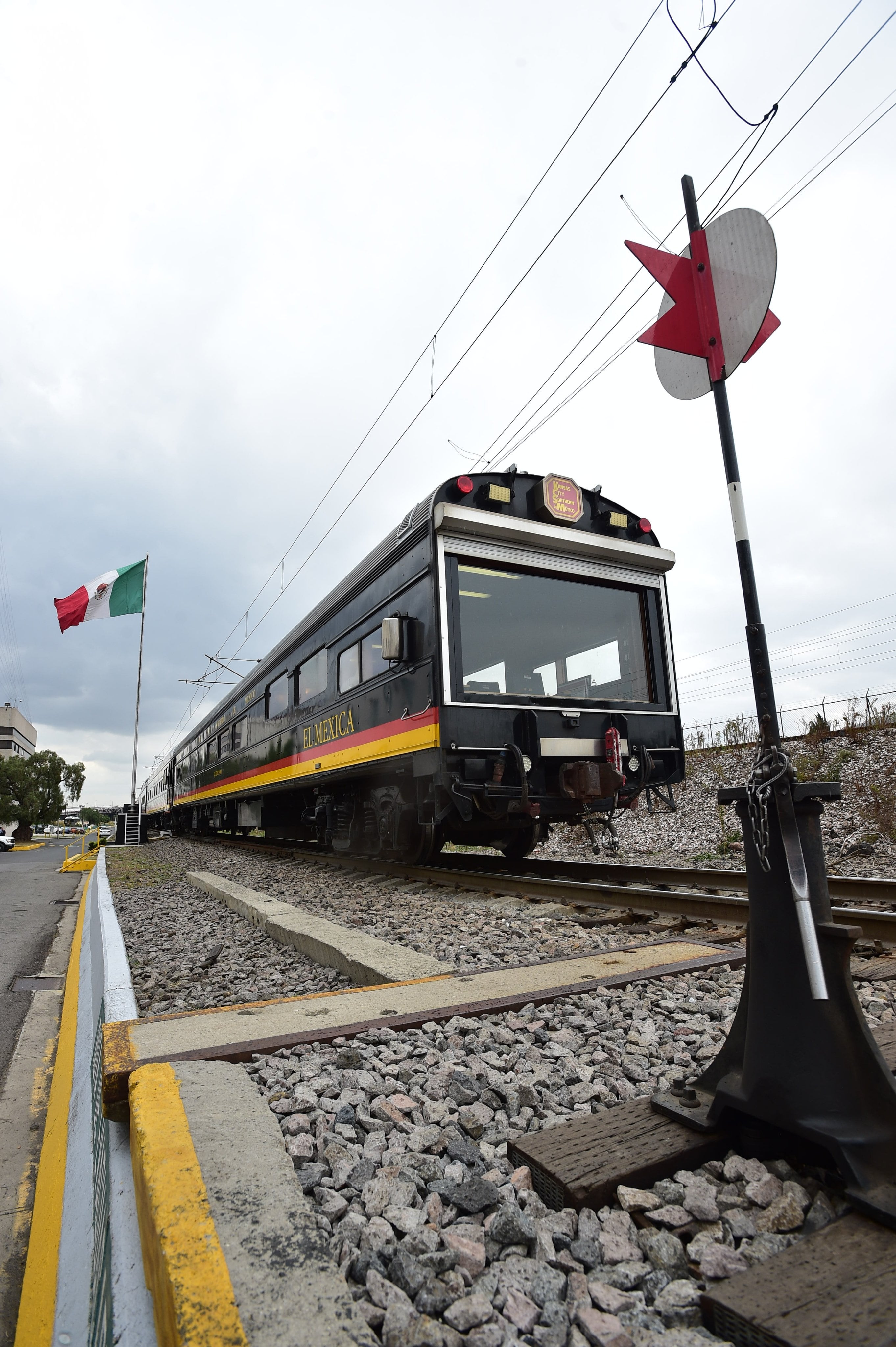 AMLO promete inauguración del Tren Suburbano Lechería-AIFA cuando Delfina Gómez sea gobernadora del Estado de México