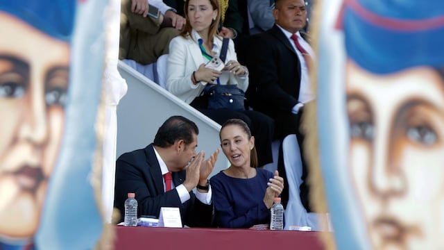 Alejandro Armenta, gobernador de Puebla, y Claudia Sheinbaum, presidenta constitucional de los Estados Unidos Mexicanos, conversaron durante la Ceremonia del 163 Aniversario de la Batalla de Puebla