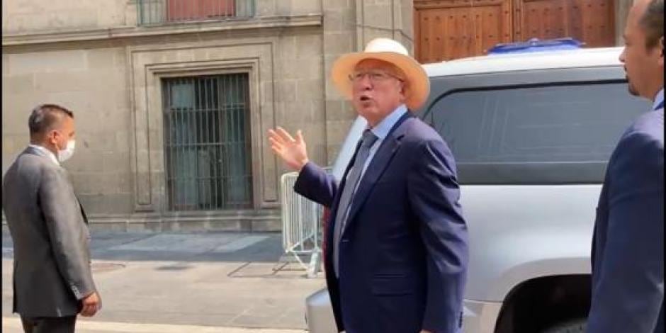 Ken Salazar a fuera de Palacio Nacional para asistir a una reunión con AMLO/Twitter