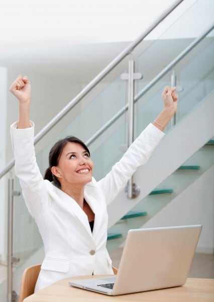 1. Definir el producto o servicio
No se necesita tener una gran fábrica para poder obtener un producto que vender; se puede iniciar ofertando aquellos objetos que ya no utilices y que estén en buen estado, incluso manualidades; o algún servicio.