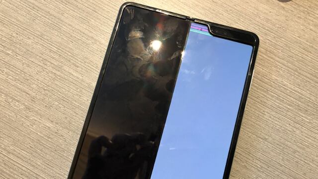 La pantalla defectuosa de un Galaxy Fold.