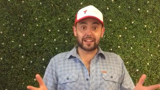 Tunden a Mauricio Clark por explicar para qué sirve el “nudo de globo”
