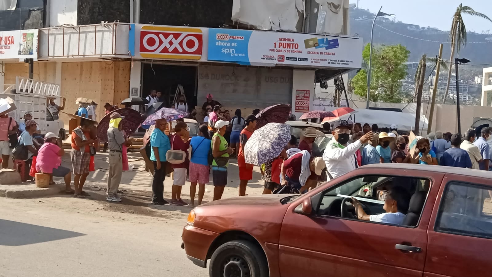 Filas de pobladores esperando despensas fuera de La Marina
