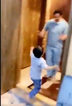 El hombre no puede abrazar a su hijo.