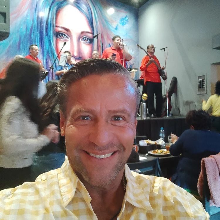 Alfredo Adame, conductor.