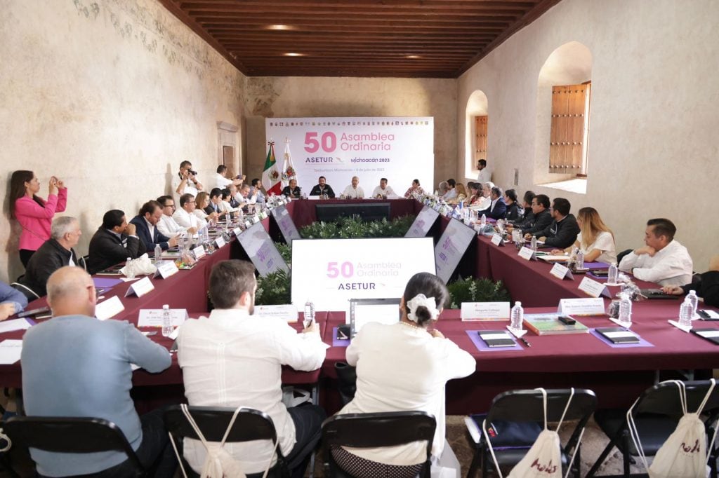 Alfredo Ramírez Bedolla en reunión con Asetur