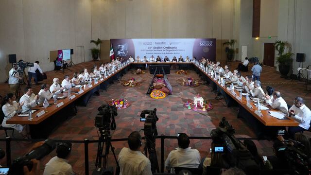 Claudia Sheinbaum llama a gobernadores a estar atentos por posibles deportaciones masivas desde Estados Unidos