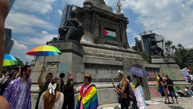 Coloran banderas de Palestina en el Ángel de la Independencia