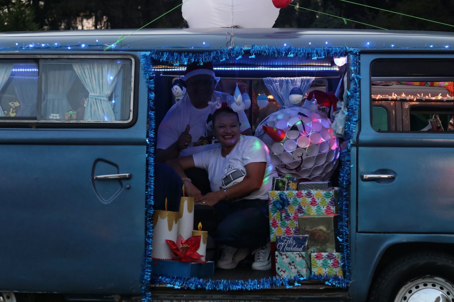 Caravana navideña de combis en Reforma