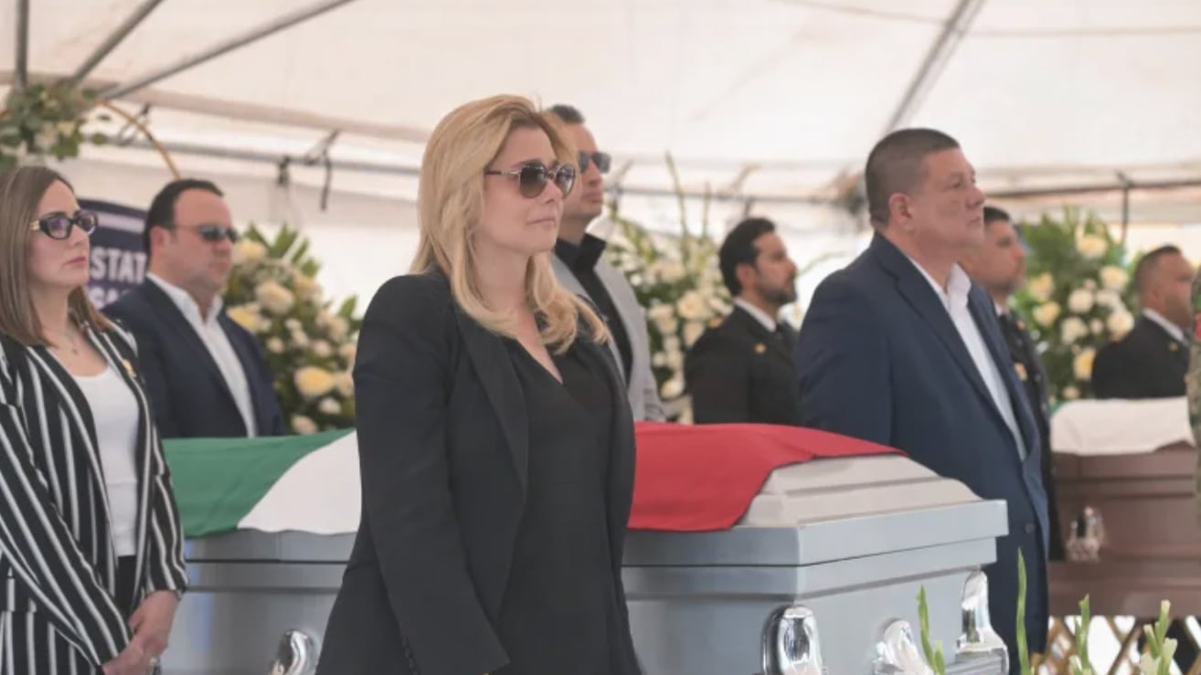 Maru Campos rinde homenaje a agentes de AEI fallecidos en Chihuahua