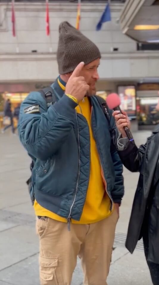 Un hombre regaña a una periodista en la calle por seguir soltera a los 36 años