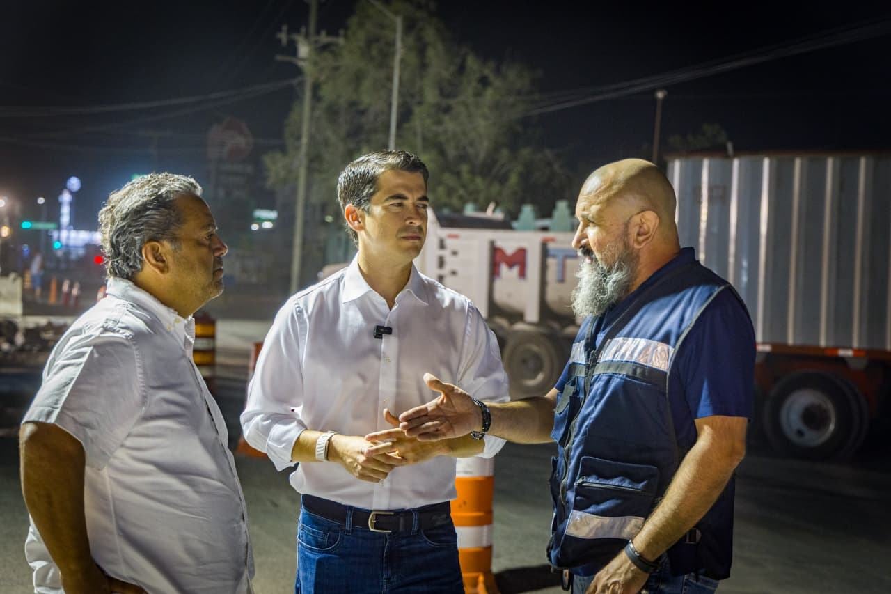 Monterrey realiza trabajos nocturnos de bacheo.