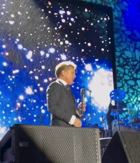 Luis Miguel canta bajo la lluvia
