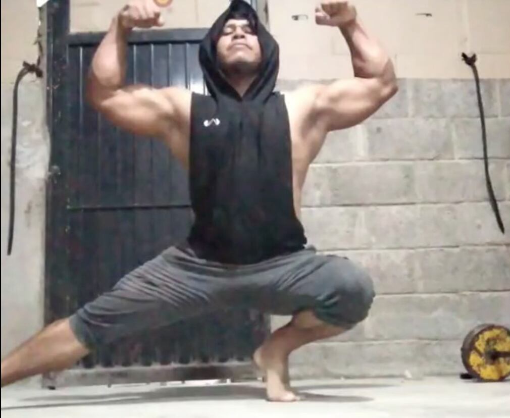 Albañil musculoso se hace viral en TikTok y revela que solo consume Coca-Cola y antojitos