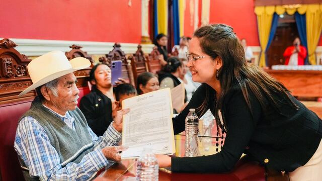 Fernanda Espinosa entrega resoluciones gratuitas de actas de nacimiento