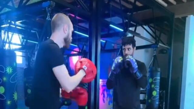 Carlos Vela entrenando box