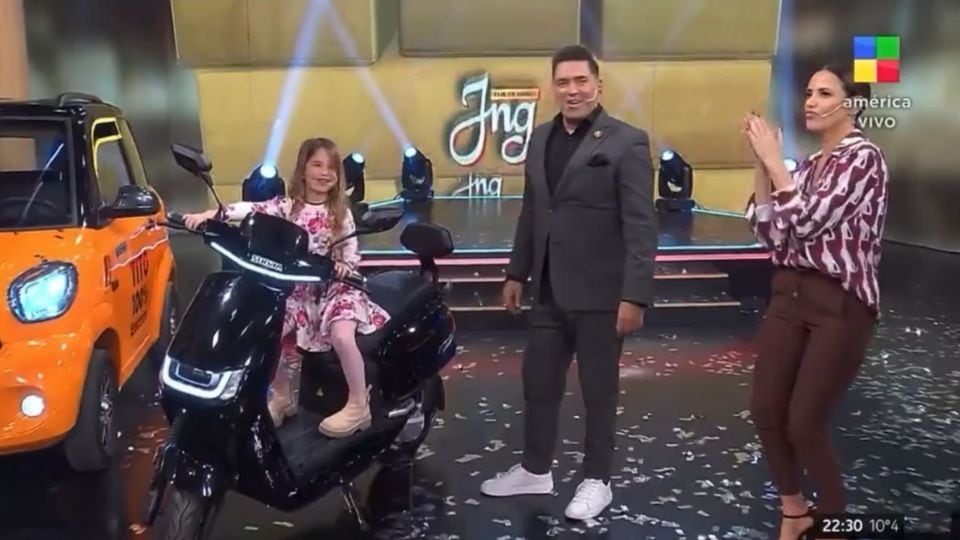 Niña arranca moto durante programa en vivo
