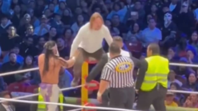 Lucha libre: "Fan" invade el ring de la Arena México y desata la locura