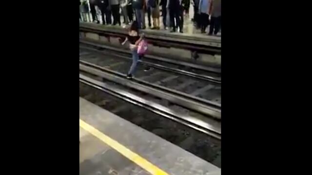 La mujer terminó en el piso del andén luego de peligroso cruce.