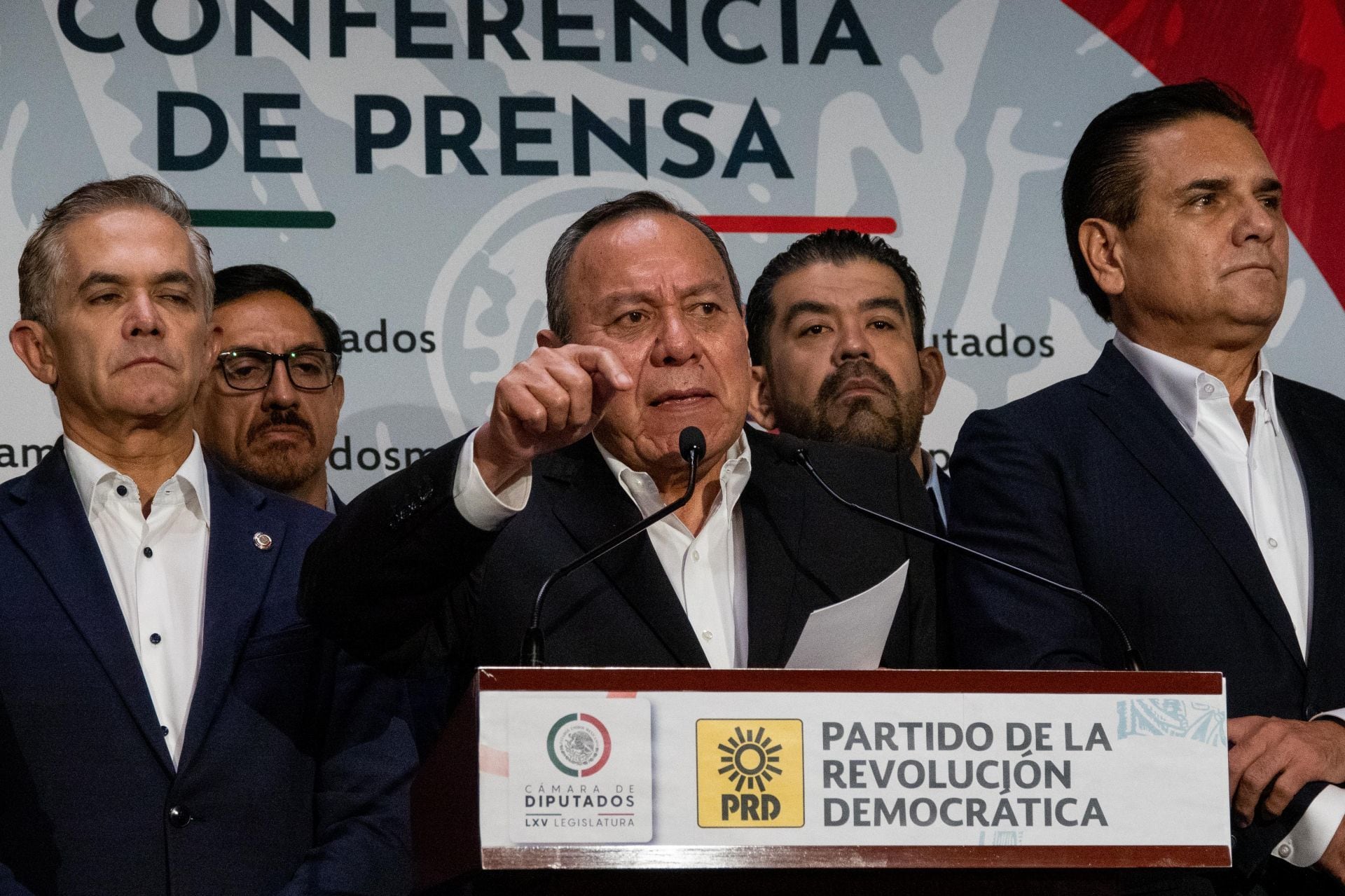 Miguel Ángel Mancera, Jesús Zambrano y Silvano Aureoles Conejo durante la conferencia del PRD en la Cámara de Diputados donde anunció una pausa en la participación del proceso del Frente Amplio por México