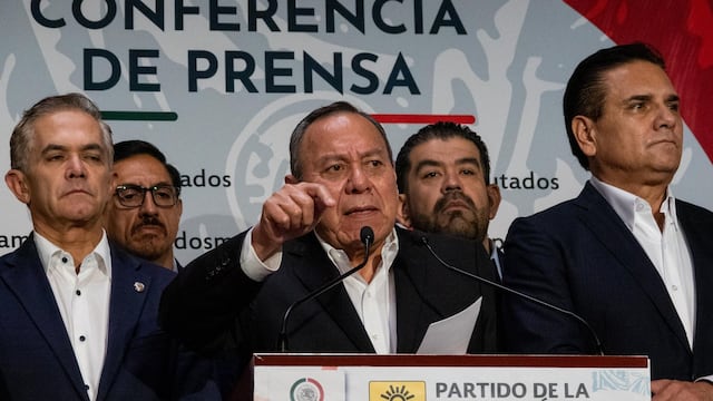 Miguel Ángel Mancera, Jesús Zambrano y Silvano Aureoles Conejo durante la conferencia del PRD en la Cámara de Diputados donde anunció una pausa en la participación del proceso del Frente Amplio por México