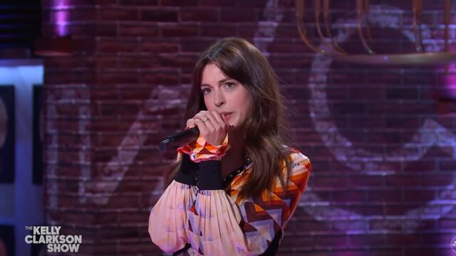 Anne Hathaway opaca a Kelly Clarkson cantando 'Since U Been Gone'