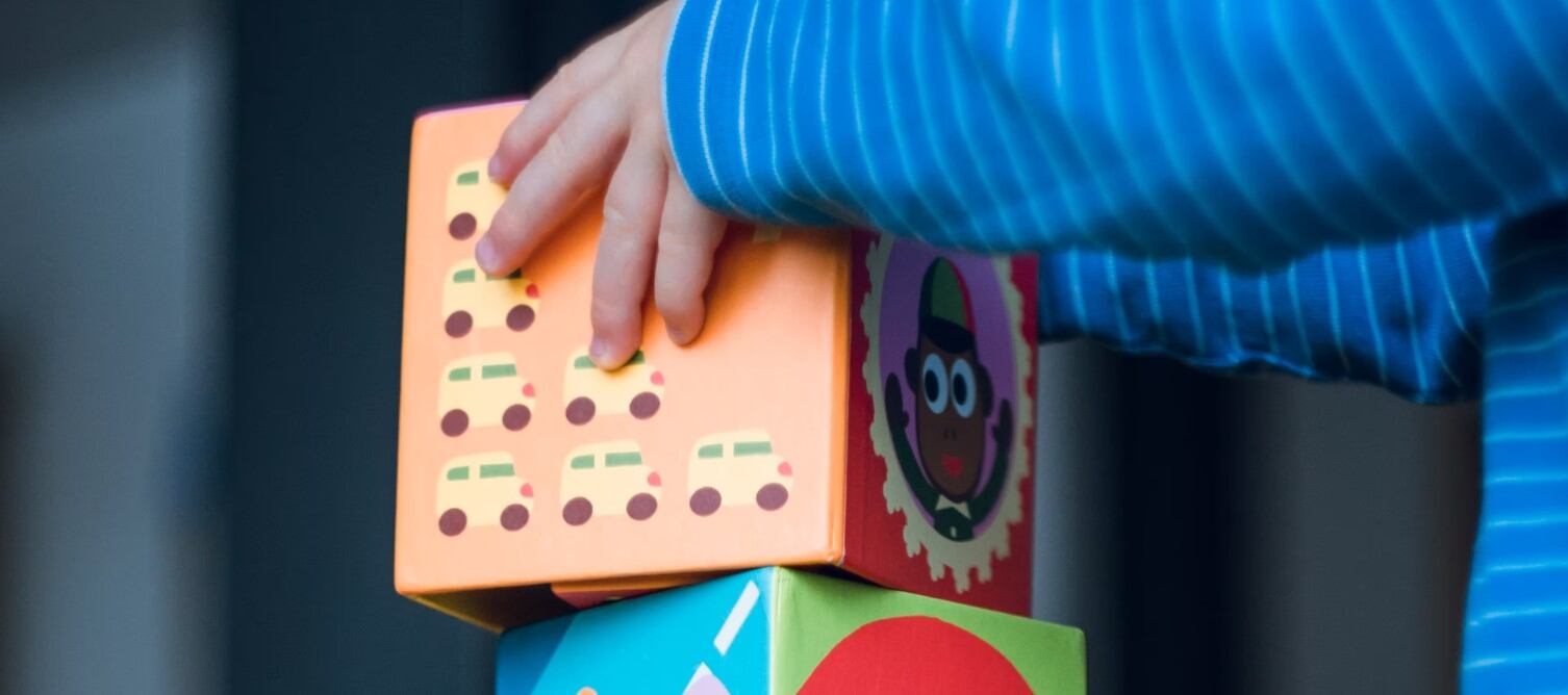 Madre adoptiva es denunciada por dejar en coma a niño de 4 años en Estados Unidos