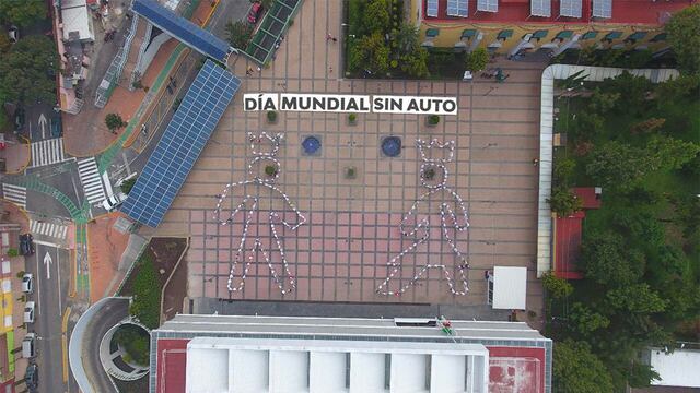 Como un homenaje a los peatones, más de 500 personas, entre funcionarios y vecinos, se dieron cita en la explanada de la alcaldía, para formar esas dos figuras.