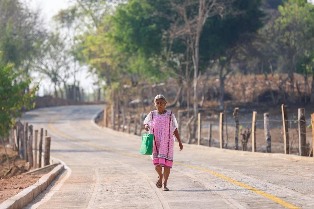 Evelyn Salgado inaugura camino rural