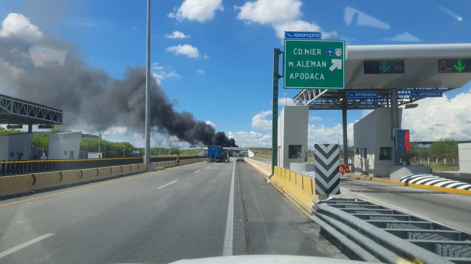 Choque de tráiler con pipa en caseta de Apodaca provoca explosión