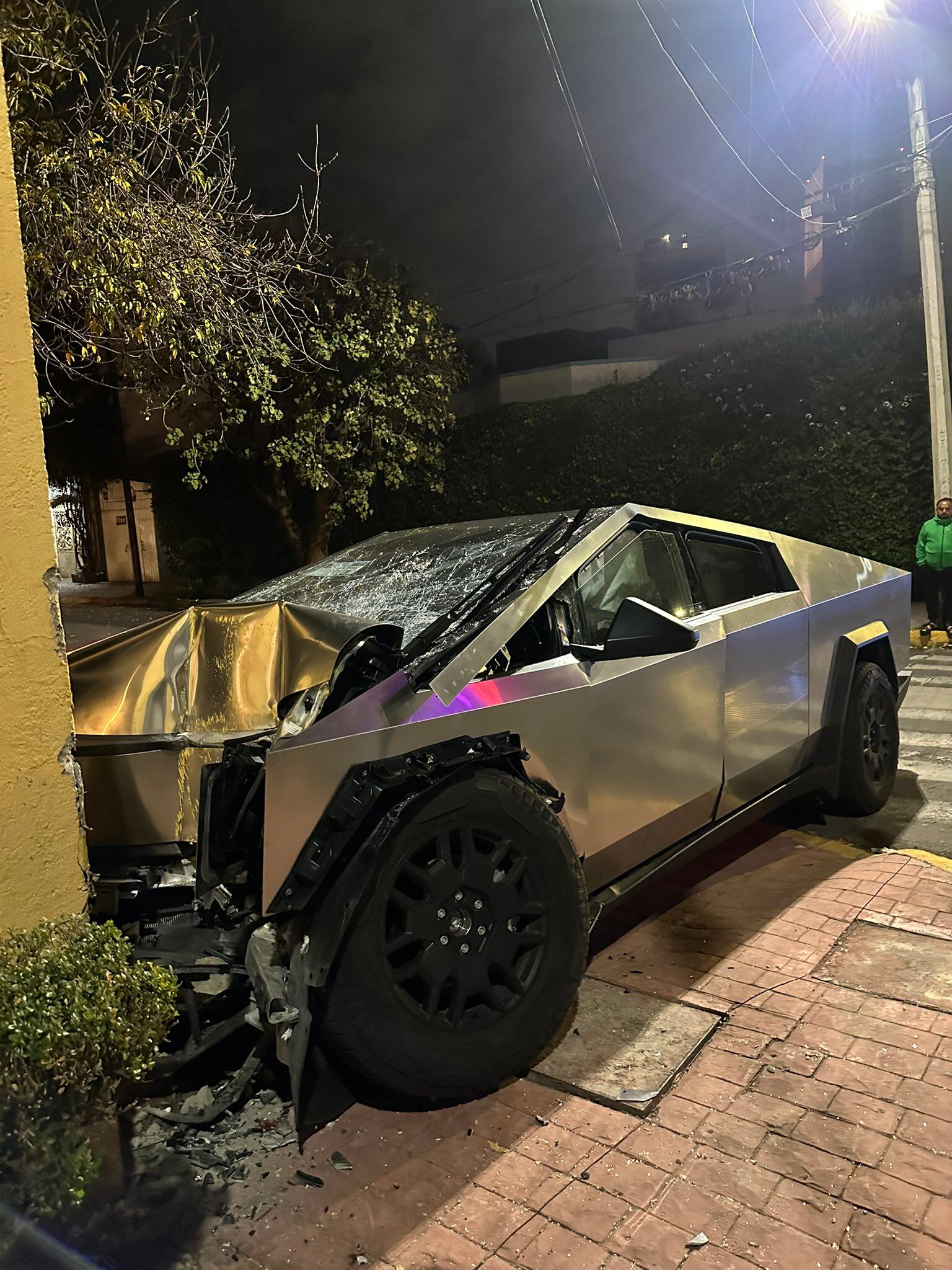 Choca Cybertruck de Tesla en alcaldía Miguel Hidalgo