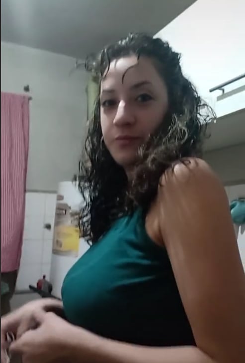 Mamá acepta reto de TikTok para dejar de fumar