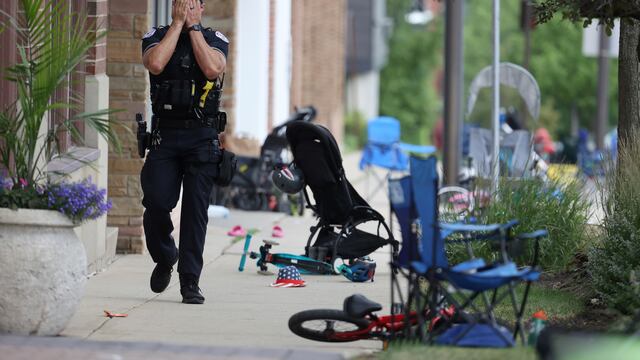 Un oficial de policía de Lake camina por Central Ave en Highland Park, Illinois, después del tiroteo.