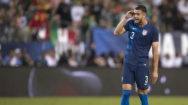 Miazga causó polémica al burlarse de Diego Lainez